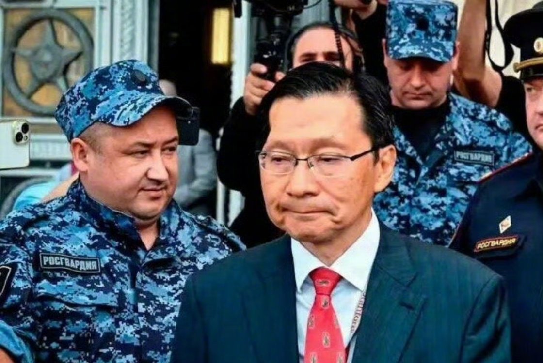 #日本大使被叫去挨骂# 日本抗议普京登岛，反手被俄罗斯传唤本国大使。几番推脱无果，最终还是赴约受训25分钟，离场时脸色发青[doge]#流量飙升# ​