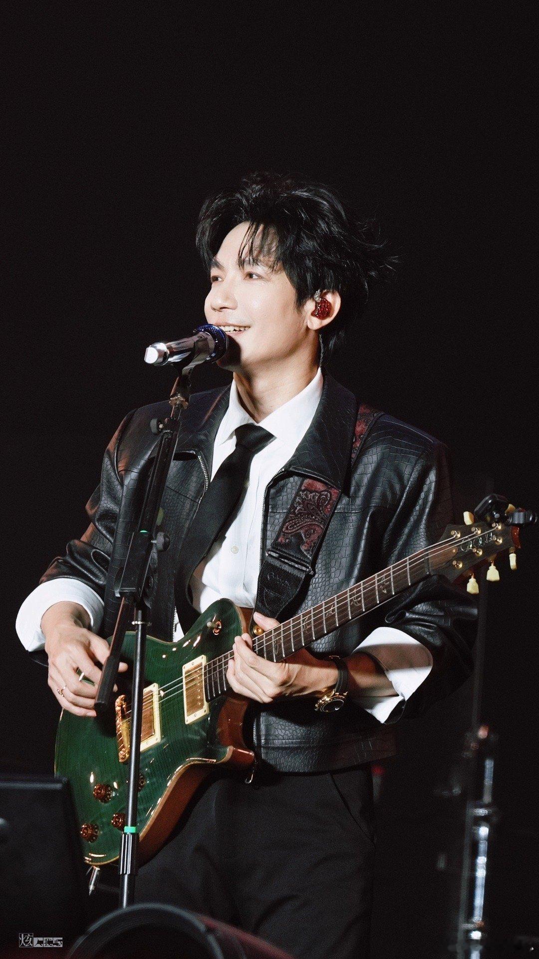 #陈楚生[超话]##陈楚生登台大运河畔舞台##陈楚生大鹏北京大运河音乐节合唱# 终于给我拍到打碟的画面了！追音乐节真是体力活，先发几张今天的舞台记录一下容后慢慢整。这个十一假期看了陈楚生才算过节[可爱] ​