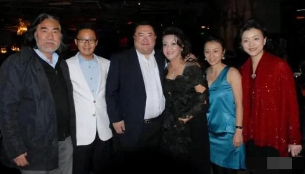 早年，杨澜、吴征夫妇与张纪中、张兰等人在一场商业晚宴上的留影，吴征与张兰相拥而立，杨澜则站在一旁。