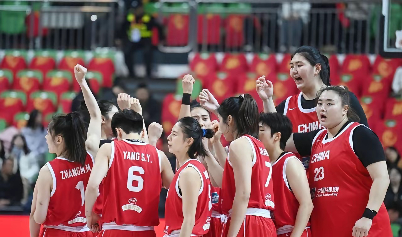 辣评！从中、法、美女篮对决时场上形势的变化，可以得出结论：篮球这种团队项目，真正的实力还是在板凳上！

打法国队，中国女篮首发水平差距并不大，韩旭下场轮换休息时甚至还领先两分！

打美国队，法国女篮整个上半场都占优，最高时还领先16分之多，结束时还领先两分！

韩旭下场后，中国女篮快速被法国拉开，转