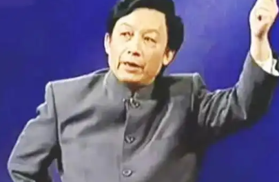 易中天在厦大上课时，一名女生突然站起来冲他大喊:“易老师，我想嫁给你！”易中天却说:“你少说了几个字”女生顿时满脸通红。没想到，他一句话就化解了尴尬并赢得全场掌声......

很多人熟悉易中天，都是从《百家讲坛》上那个说话接地气、把历史讲出烟火气的老先生开始的。

很多人对他的印象，是讲起历史眉眼