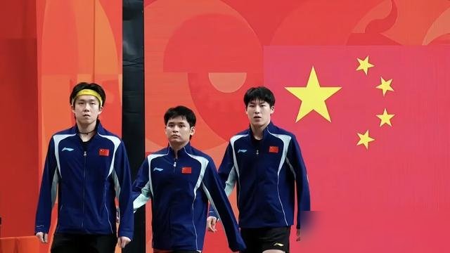 亚锦赛还没开打，国乒男团先把自己拆了。梁靖崑伤退，林诗栋单打和混双全被砍，只剩团体和男双。名单一出来，评论区直接炸锅。
说白了，名古屋丢冠那口气还没咽下去，现在又赶上主力接连出状况。更扎心的是，调整后的男团阵容里，温瑞博、向鹏、黄友政，没一个能让球迷踏实睡觉的。以前靠大头一个人扛，现在想扛的人都没