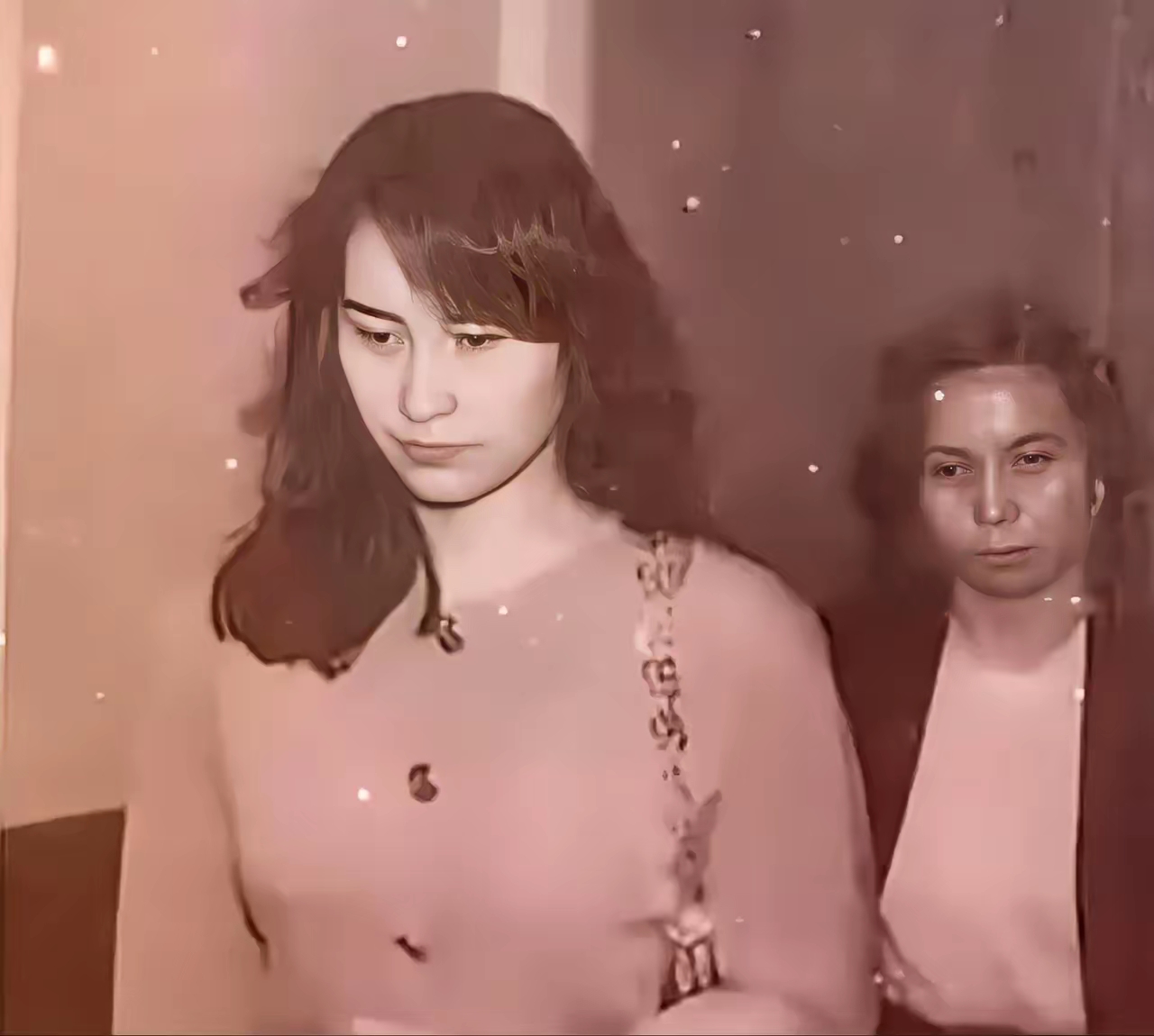 1992年，何超琼来到医院，看望因意外事故而昏迷的陈百强，面容忧戚，眼神中充满爱怜与悲伤。

他们一个是赌王何鸿燊的千金，一个是风华绝代的乐坛才子，二人因拍摄电视剧《突破》相识，开启了一段流传至今仍让人意难平的凄美爱情故事。

当时的何超琼只有十九岁，陈百强二十三岁，一个是含着金钥匙出生的豪门千金，