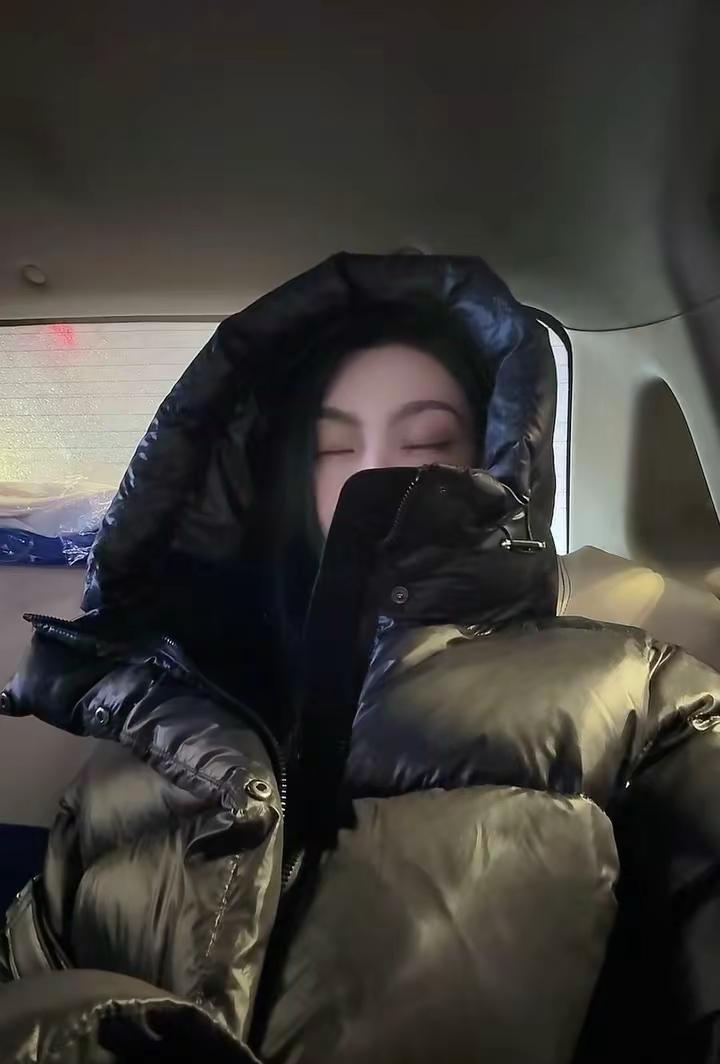 控制欲和粘人，看似互补，实则像两块磁铁的同极——贴得越紧，越在暗中较劲...