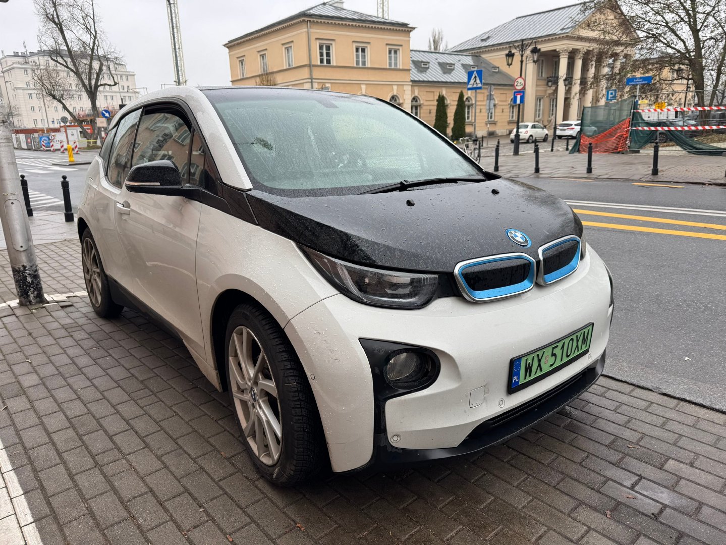 波兰 BMW i3

波兰街头的宝马i3前期款，轮毂是大得离谱的19寸，但为了续航前轮也窄到只有155的宽度。而且155/70R19的规格也只有i3原车在用了，原厂普利斯通Ecopia EP500花纹要价约1100/条。#宝马i3进口##宝马i3##i3# ​