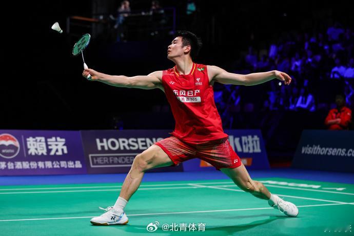 首轮赛况🔥  李诗沣17-21 22-20 21-15古贺穗  李诗...