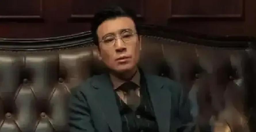 当年李雪健在接受采访时一语定音，直言不讳地说这人骨子里坏得很，适合演阴险的角色

这话要是搁在现在的小鲜肉身上，估计早就相当于塌房了

但李雪健是谁，圈里出了名的厚道老大哥

能让他把“坏”字咬得这么死，那绝对是被演技生生给震住了

2003年拍《历史的天空》快杀青的时候，于和伟给自己争取了一场坟头