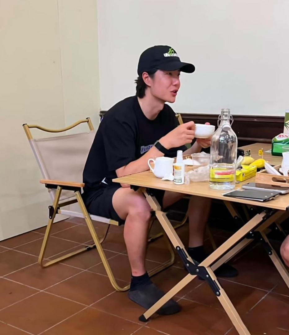 29岁王一博现身马来西亚某餐馆吃榴莲，一身黑色休闲穿搭低调朴实，素颜皮肤紧致有光泽，面色红润，少年感满满！