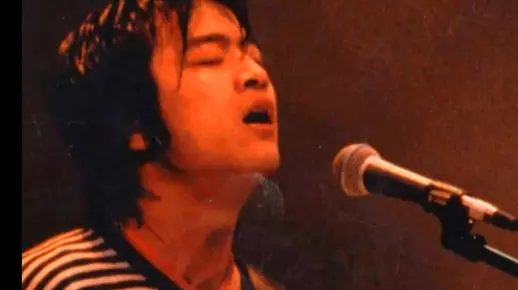 摇滚老炮儿何勇去世
       何勇1969年2月15日生于北京，6岁开始跟随父亲何玉生学习音乐。1994年发表首张个人专辑《垃圾场》（《麒麟日记》），同年与“魔岩三杰”另两位窦唯、张楚在香港红磡体育馆开唱，轰动整个华语乐坛。由于多年来受疾病困扰，何勇鲜少公开露面。他虽然作品不多，但《钟鼓楼》《姑