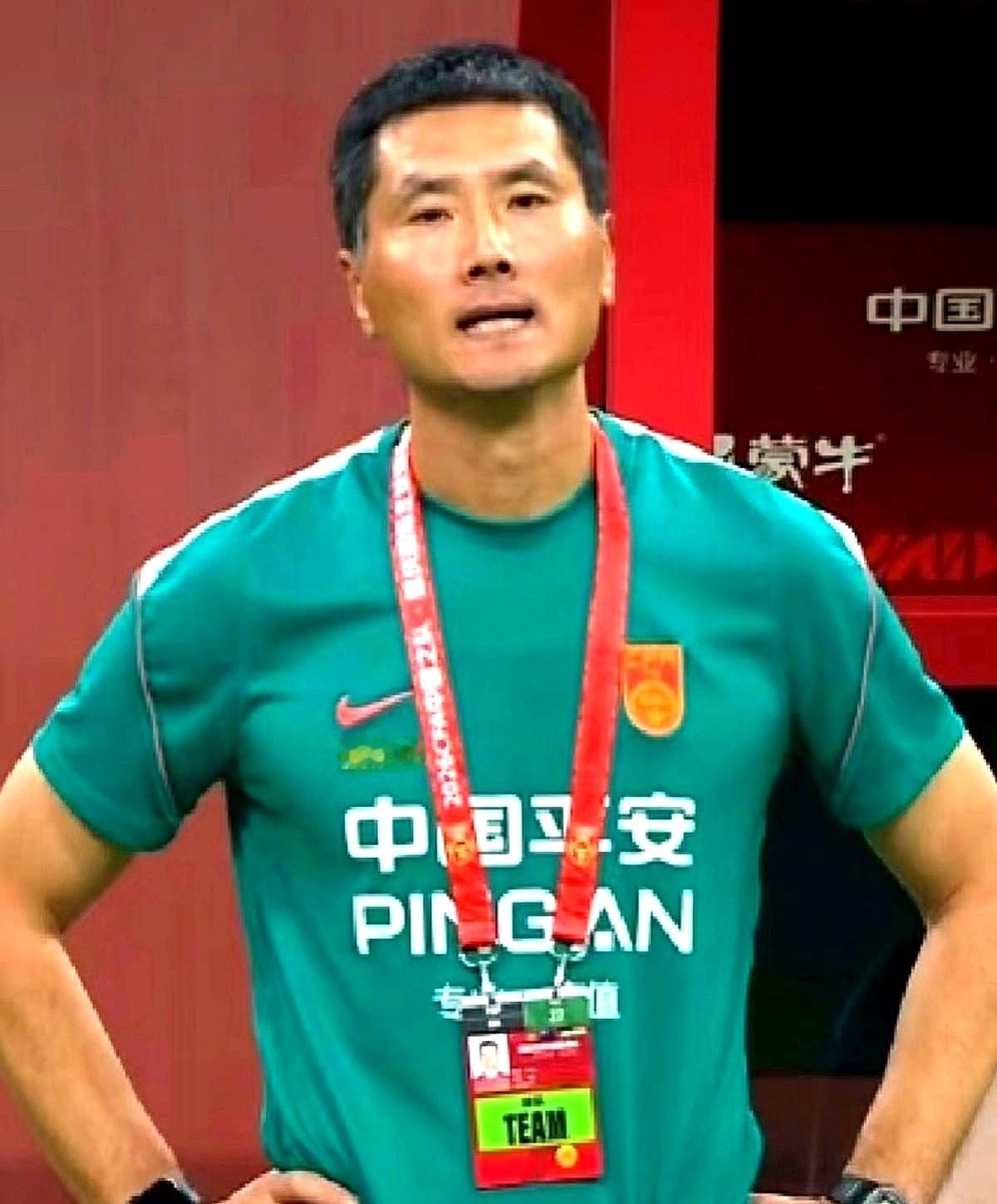 身价差着几倍，场上直接被打爆。

邵佳一手里攥着的，其实是一套临时东拼西凑的考察阵容。主力中锋张玉宁、后防核心朱辰杰，全被亚运会抽走了。

再看看对面的巴勒斯坦队，人家球员是在欧洲联赛效力的。

这几倍的身价差距摆在那，被踢成筛子也算正常。

人家在进步，咱们在退步，承认这个现实，真有那么难吗。