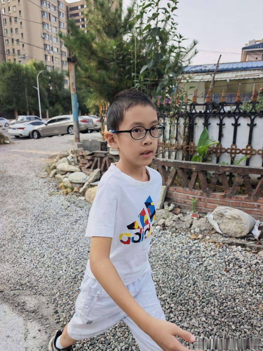 第三千五百七十一天的Kris，今天爸爸妈妈都加了一个小时班回家。暑假班结束前的倒数第二天，昨晚小家伙就提到了今天要组织去捉泥鳅的事，估计他是害怕没有报名，所以今天他和几个同学一起留在班级，补补课，写点作业，小家伙自己丝毫不觉得遗憾，好像对他来讲体验并不重要。明天暑假班要组织小商店活动 ​