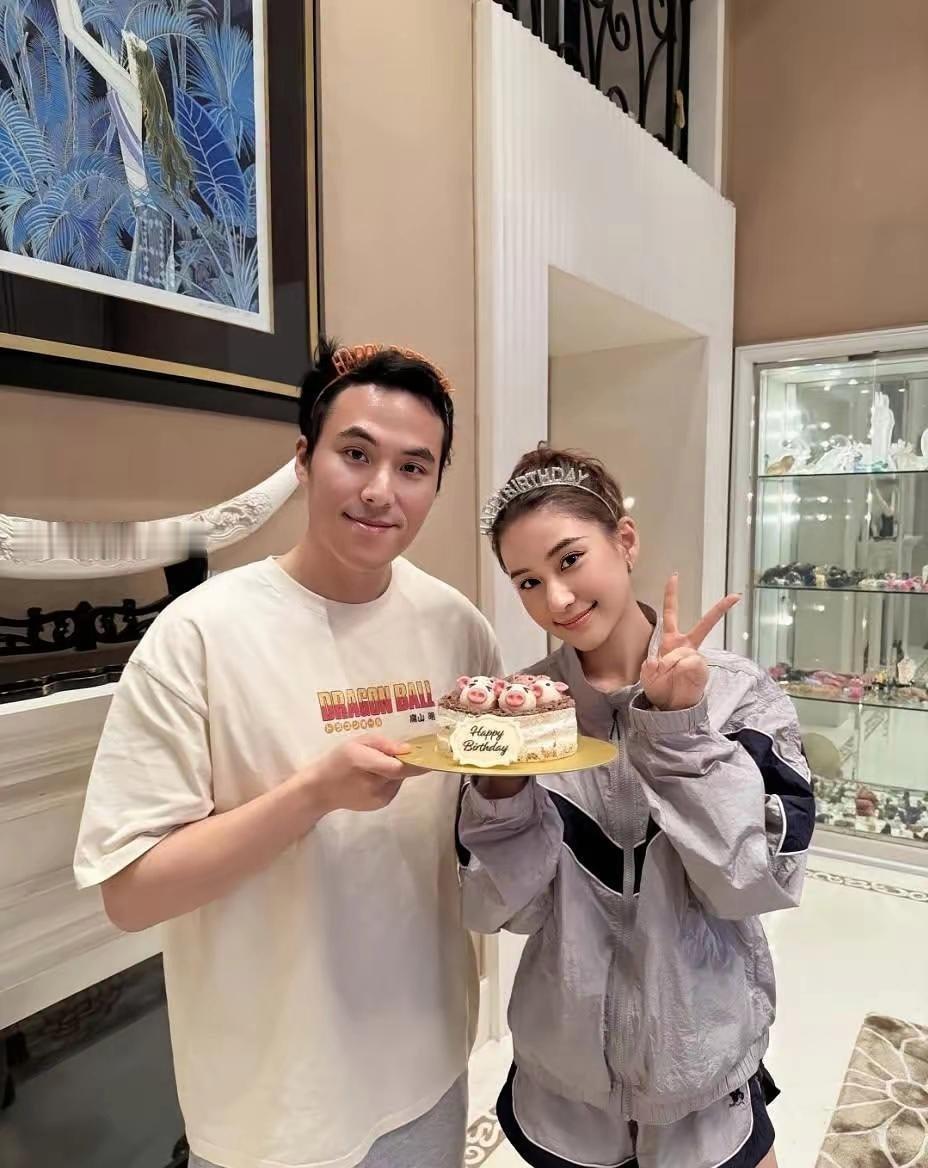 何超莲34岁生日全家福曝光！老公零点甜蜜庆祝，丸子头配短裤嫩回24岁 ​