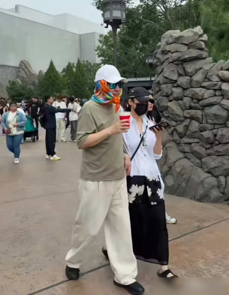 陈建斌往婴儿车上一坐，裹着丝巾冲镜头乐，活脱脱一个老顽童。这画面谁看了不愣一下。
蒋勤勤刚拿了亚洲电影大奖最佳女主角，凭的是《草木人间》里的吴苔花。戏里她发疯一样把包砸出去，推搡吴磊，狰狞得吓人。陈建斌蹲在旁边，弱小又无助。
别被这反差骗了。他在这片子里是艺术总监，还客串了采茶东家老钱。蒋勤勤台