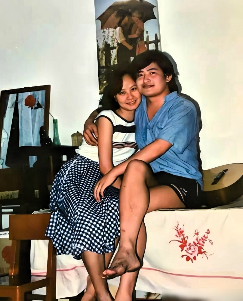 被全网造谣因病去世的刘欢，其实是被媳妇从不死癌症里硬生生拽回来的。
谁能想到，这俩人当年认识9天就敢闪婚。扯证那天更野，刘欢激动得自个儿蹬车冲去民政局，人家问新娘呢，他一拍大腿，才冒雨折回家捞老婆。
到了2009年，刘欢确诊股骨头坏死，疼得路走不了100米。一代歌王被病痛砸入谷底，硬是靠这新娘子