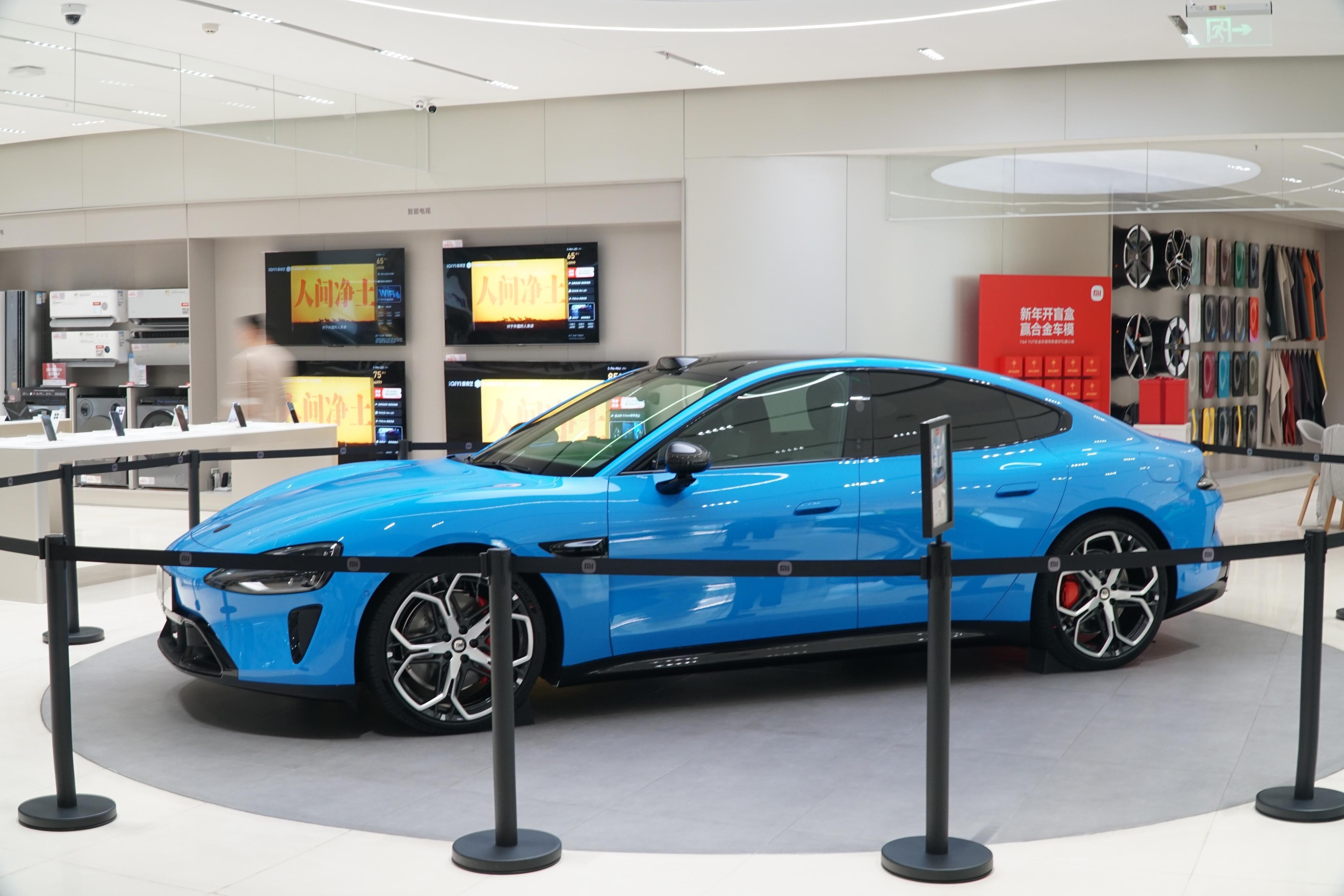 我们拍到的新小米SU7是Max版本： 1、&;卡布里蓝&;和梅花轮毂确...