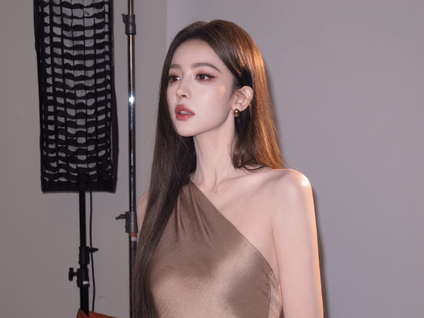#娜扎[超话]#  任日光在发梢跳跃，去迎接明朗，半开的花抵住唇角，碰撞恰到好处的清新​
