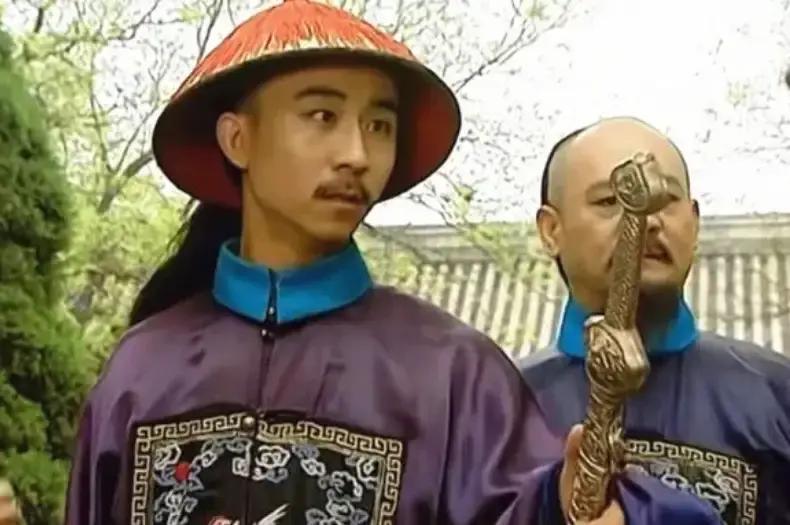 在1735年的一天，李卫站在雍正皇帝的棺椁前，泪流满面。新皇乾隆继位，对李卫施以特别的恩宠，赏赐他珍珠，并册封他的功名。李卫此时并不知道自己的未来将是多么的波折。
 
李卫接过赏赐的珍珠，手指摩挲着温凉的珠面。他躬身向乾隆谢恩，眼角余光瞥见新帝嘴角一抹似笑非笑的弧度。旁边几个老臣别过脸去，轻轻摇头。