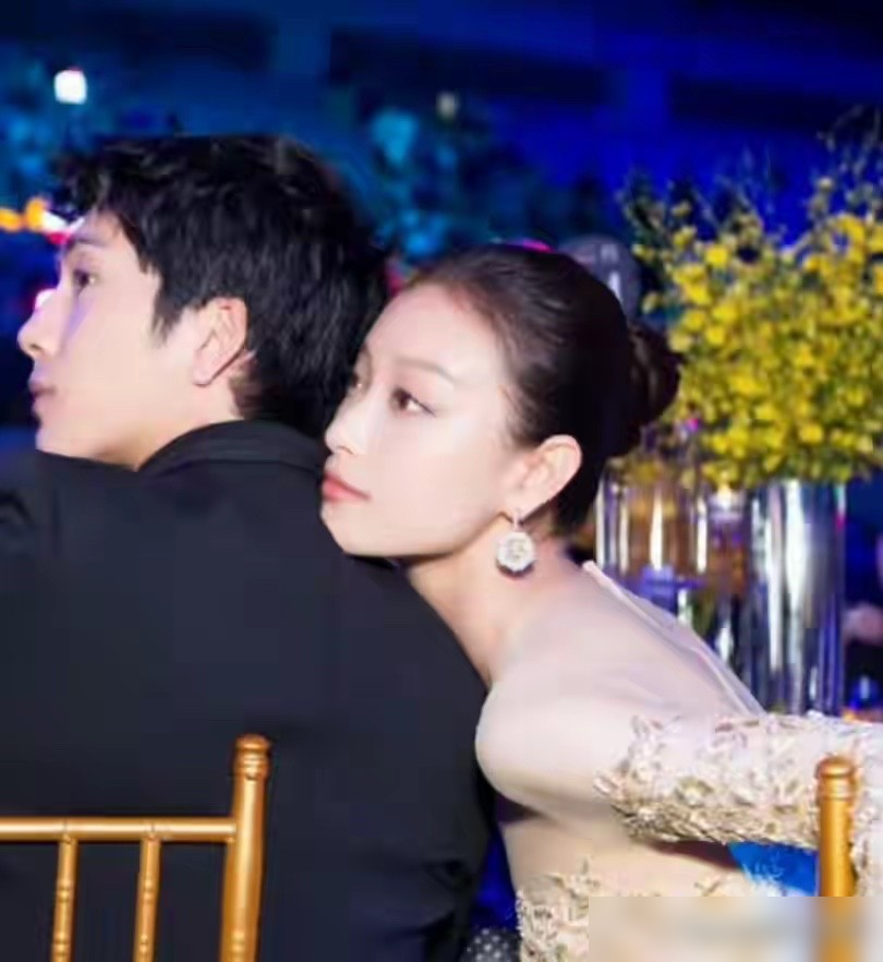 井柏然居然真要和刘雯结婚？倪妮当年输得一点不冤。

当年和倪妮谈了两年，聚少离多半年见面不到20天，倪妮铆着劲拼事业冲作品，井柏然则想慢下来过佛系日子，节奏完全拧巴，和平分手也正常。

刘雯闯了这么多年时尚圈，性格独立又稳当，之前几乎没传过恋爱绯闻，刚好能兜住井柏然的敏感性子，两个人的生活节奏也合得