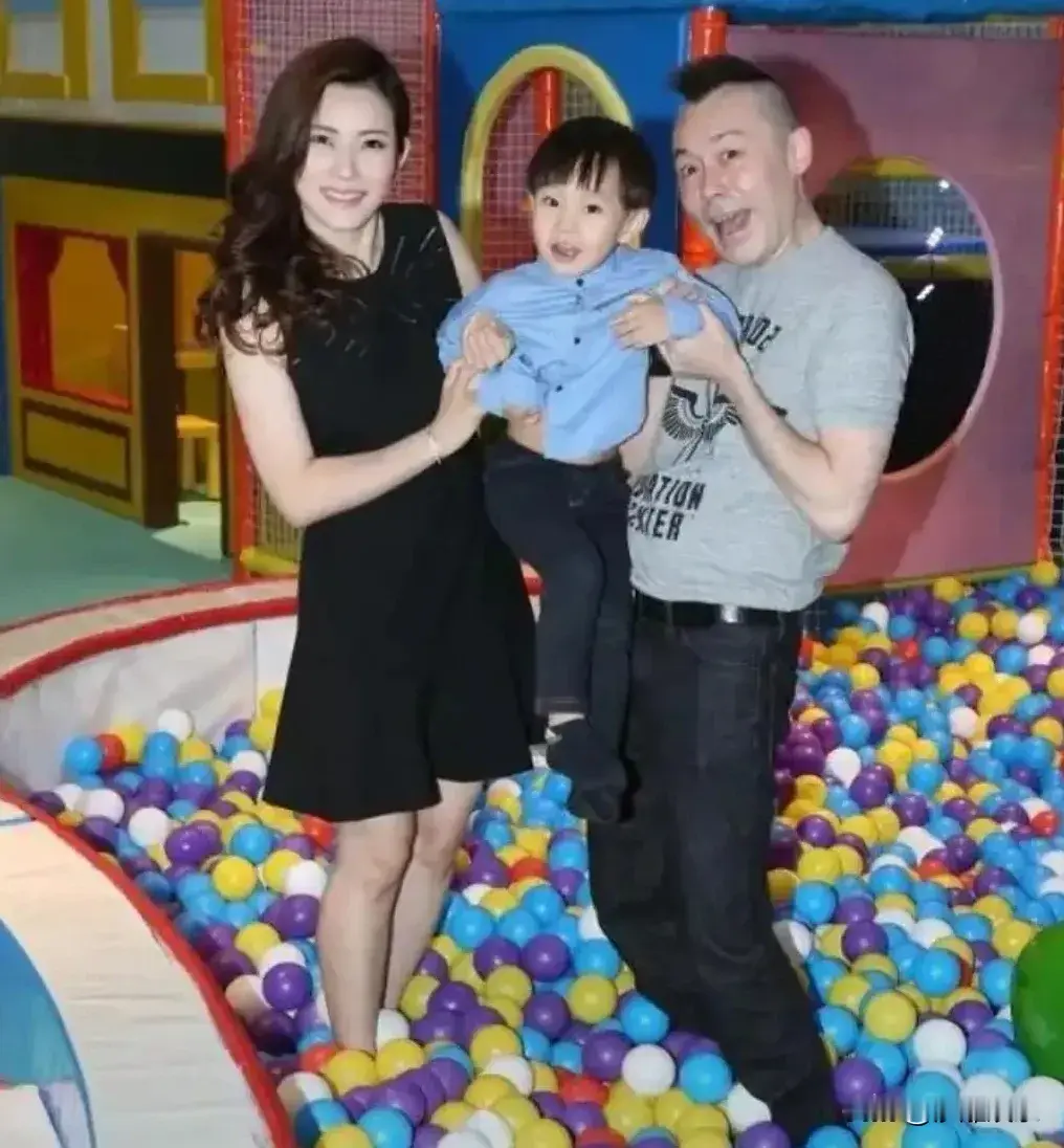 一张温馨合影，藏着一个13岁孩子再也等不到的父亲

“鬼王”雷宇扬走了。
62岁，胃癌复发，9月7日在广州安静离世。

雷宇扬妻子马荔，中国传媒大学播音系毕业，正儿八经的科班出身，曾是广东经济科教频道的当家主持人，主持过《今日一线》《620南方财经报道》等王牌节目。
身高170+，颜值在线，业务能力