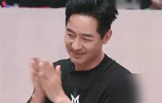 颜安放着人气选手不选，偏要跟被质疑跑调的郭晓东锁死，这操作直接把郭粉嘴堵上了。
披哥二公舞台《天下过客》，郭晓东戏曲念白且将起落付山河，颜安舞剑，姚琛拉弓说唱，拿下848分团秀第四。网友都说颜安姚琛带飞唱跳短板的郭晓东，可郭粉愣是骂不出。
再看队长合作秀《鲜花》，孙楠小沈阳余文乐颜安便服上阵，合