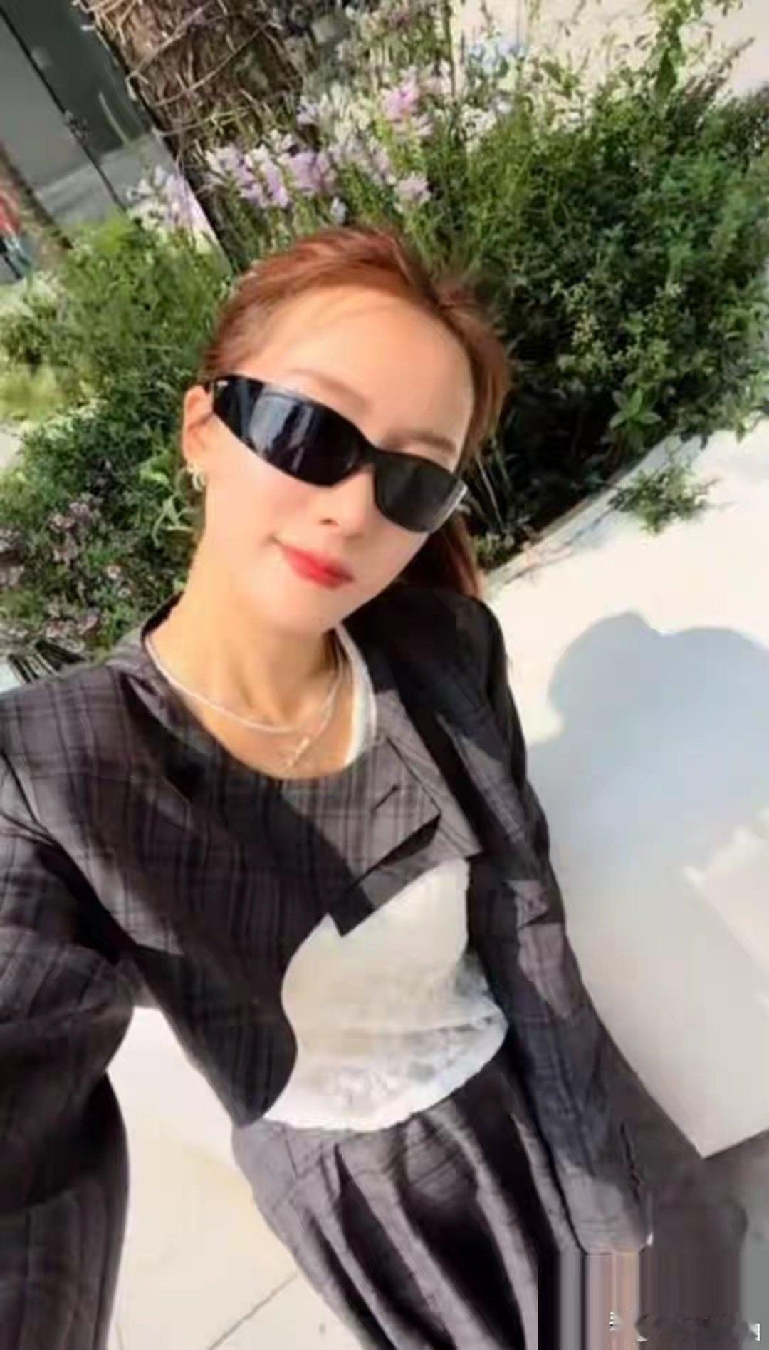 李念十一和女儿度假，41岁仍娇俏漂亮，和14岁大女儿同框像两姐妹 ​