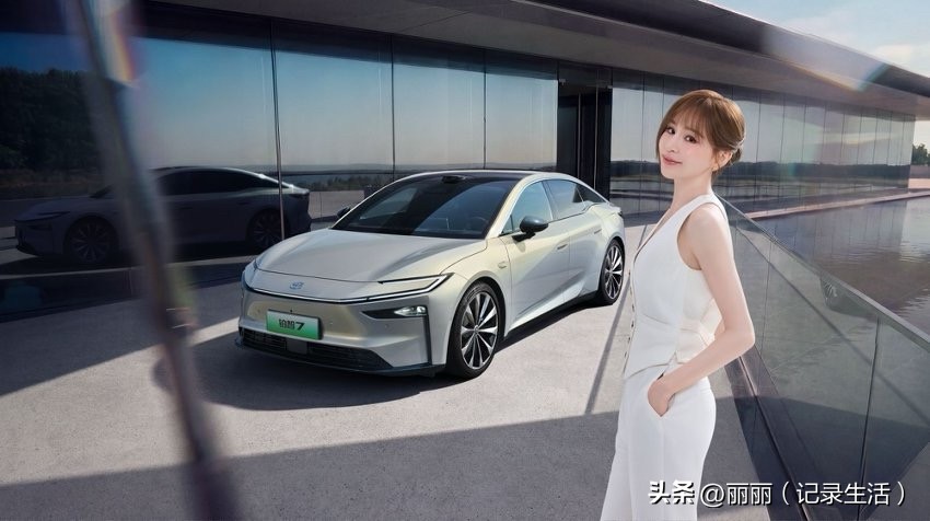 金九银十选家用轿车，凯美瑞可靠好开更省心

打算入手一台家用轿车，想要稳定耐用、长途无忧，广汽丰田凯美瑞，绝对是金九银十值得看的车型。

作为经典家用轿车，凯美瑞的优势很贴合普通人用车需求。超长续航，加油就能跑，不用等待充电，节假日长途出行没有续航焦虑。低油耗兼顾充沛动力