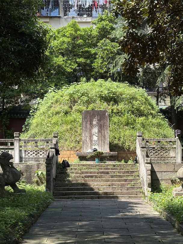 义帝陵
/来郴州发现了两个国家级的文保单位，之前只知道项羽立楚怀王，不知道“义帝”这个名号
/楚怀王熊槐之孙熊心，秦王政二十四年楚亡，流落民间牧羊。熊心与共祖父谥号相同，以期承袭其望，“从民所望也”。怀王熊心，有胆有识，诚信守约，用政上力行道义，扶宽抑暴，不惧项羽坚持约定。拥兵自重的项羽由于对熊心，新恨旧怨，便佯尊熊心为义帝。西汉高祖二年，项羽欲还都彭城，故派遣将士迫义帝徙郴，因未速徙，项羽大怒，暗令义帝途经之地的三王将义帝击杀于途中。西汉高祖三年，英布遣将追杀至郴县将义帝弑杀于郴城穷泉旁，郴人将义帝葬于城邑西南边的后山。
/义帝碑位于护碑亭内，为汉代碑，红砂石质，高2.65米，宽1.16米，厚0.18米，下有碑座。石碑正、背、左三面分别有宋、元、清3个朝代的刻文。
	
#走一走
#西汉
#项羽
#历史遗迹探寻