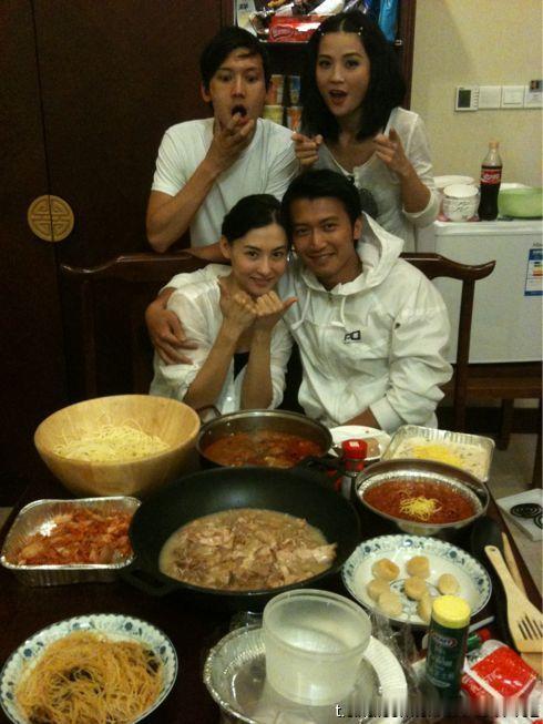 谢霆锋：我爱老婆多一点，Lucas以后还会有很多弟弟妹妹，老婆只有一个。
张柏芝：我会把80%的时间放在小孩，老公那边才20%？不是我不想多跟他在一起，是我老公他太忙，不是我很忙[挖鼻]（纯吐槽，把他看得太重，说完转头飞山东剧组给他去做饭）
芝芝你就是责任心太重，逛街购物带小孩不爽么，老公回来 ​