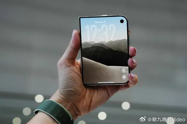 【第一批#抢到iPhoneDuo的人加价5000转卖#】#首批抢到iPhoneDuo的人加价转卖#今年苹果还没正式开卖现货的iPhone Duo，已经成了高溢价的“数码硬通货”。

首批抢到货的人，已经开始加价往外卖了。比如在某社交平台上，一位山西的消费者，在苹果官网上花17999元抢到了一台512G的星光白色款iPhone Duo。 ​