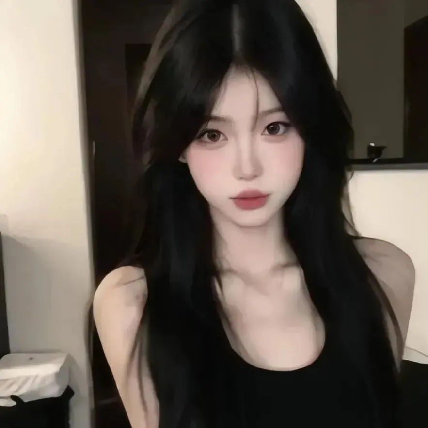 柔美黑发，甜美少女，夜晚自拍，气质动人