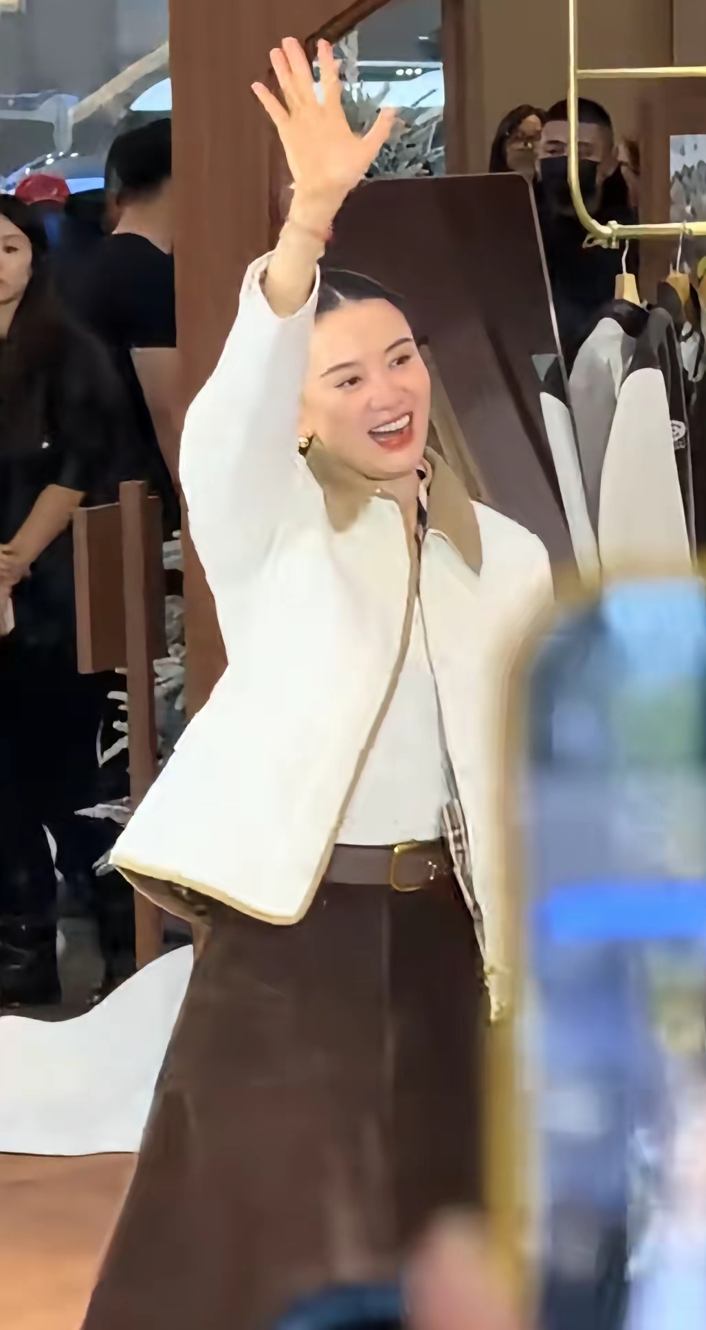 青岛万象城偶遇宋佳！真人气质直接拉满，松弛又高级。
都说镜头会吃掉一部分美感，生图里的她，比荧幕上更有韵味。
 
简单穿搭自带气场，没有距离感。你觉得真人是不是更出彩？[比心][握手]