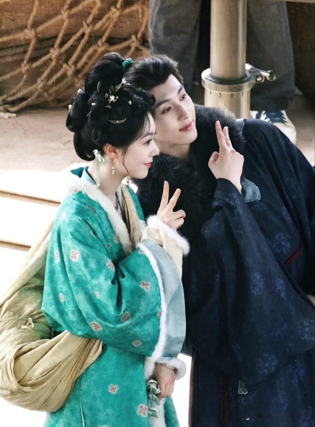 虽然《一念江南》官宣出来的男女主是王安宇和赵今麦，但今天看到了郭俊辰和赵今麦之后，我怎么感觉这两人更配呢[呲牙][呲牙][呲牙]

郭俊辰的少年感很强，五官也很立体，眼神还蛮有侵略性，与赵今麦在一起，确实男帅女美。

但咱也不能说导演选王安宇就输了，王安宇能做男主可能也是能胜任的，我在这里，也就是娱