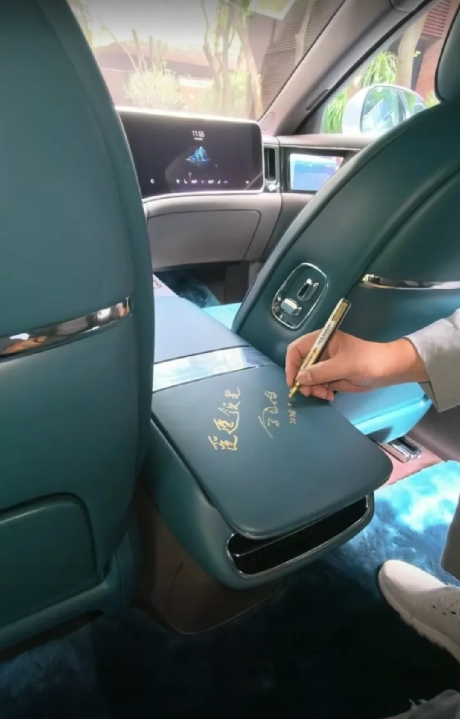 138万的车，余总亲自交车，还签了个大惊喜！ 
 
2026年9月30日，江苏一位女车主到店提取尊界S800 Grand Design典藏大观，正赶上余承东巡店。对车主来说，这次提车本来已经很特别，因为这款车型上市才三个多月，8月底才开始全国首批交付，没想到现场还多了一段临时安排。 
 
尊界S80