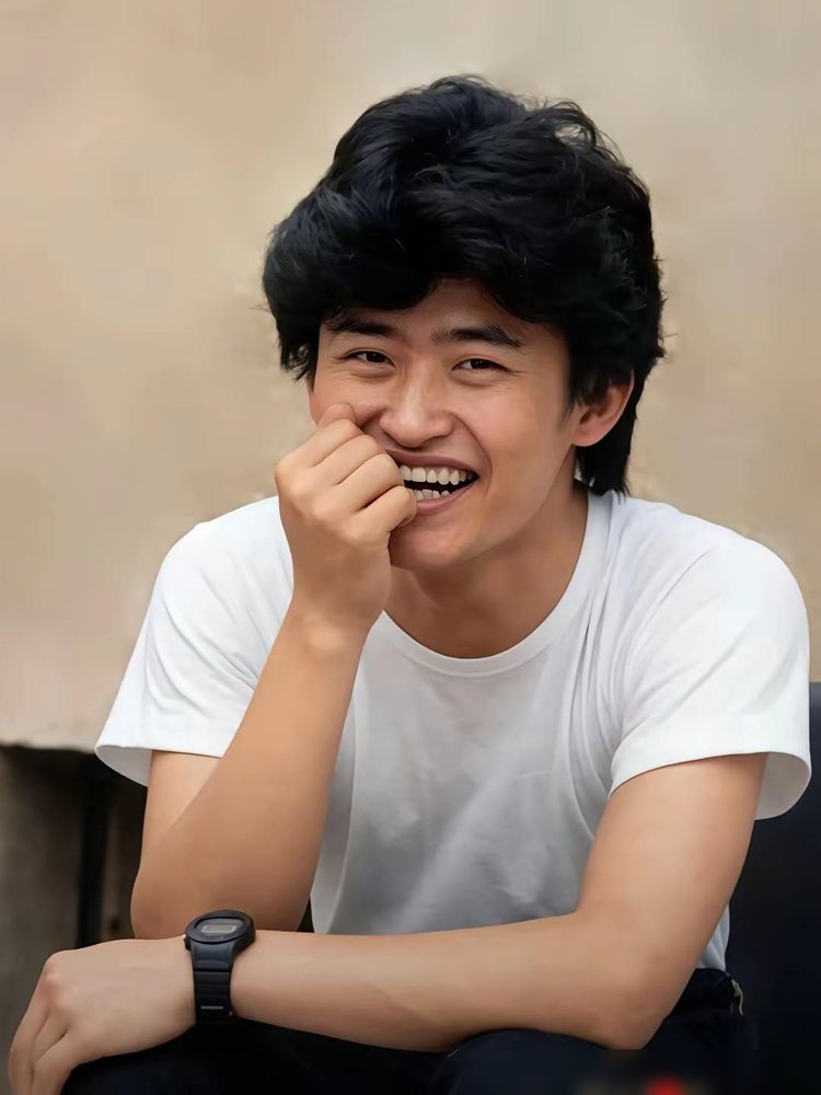 刘欢没看原著，他老婆三天啃完剧本讲给他听，他听完就写出了《凤凰于飞》。
为了吃透《甄嬛传》，他把初剪版翻来覆去看了好几遍，还专门跑横店剧组蹲着。全剧《红颜劫》《凤凰于飞》这些歌，连配乐全是他一个人包了。
主持人问他最喜欢哪个角色，他一点没犹豫：华妃。别人眼里华妃又坏又蠢，刘欢说那是后宫里爱得最真