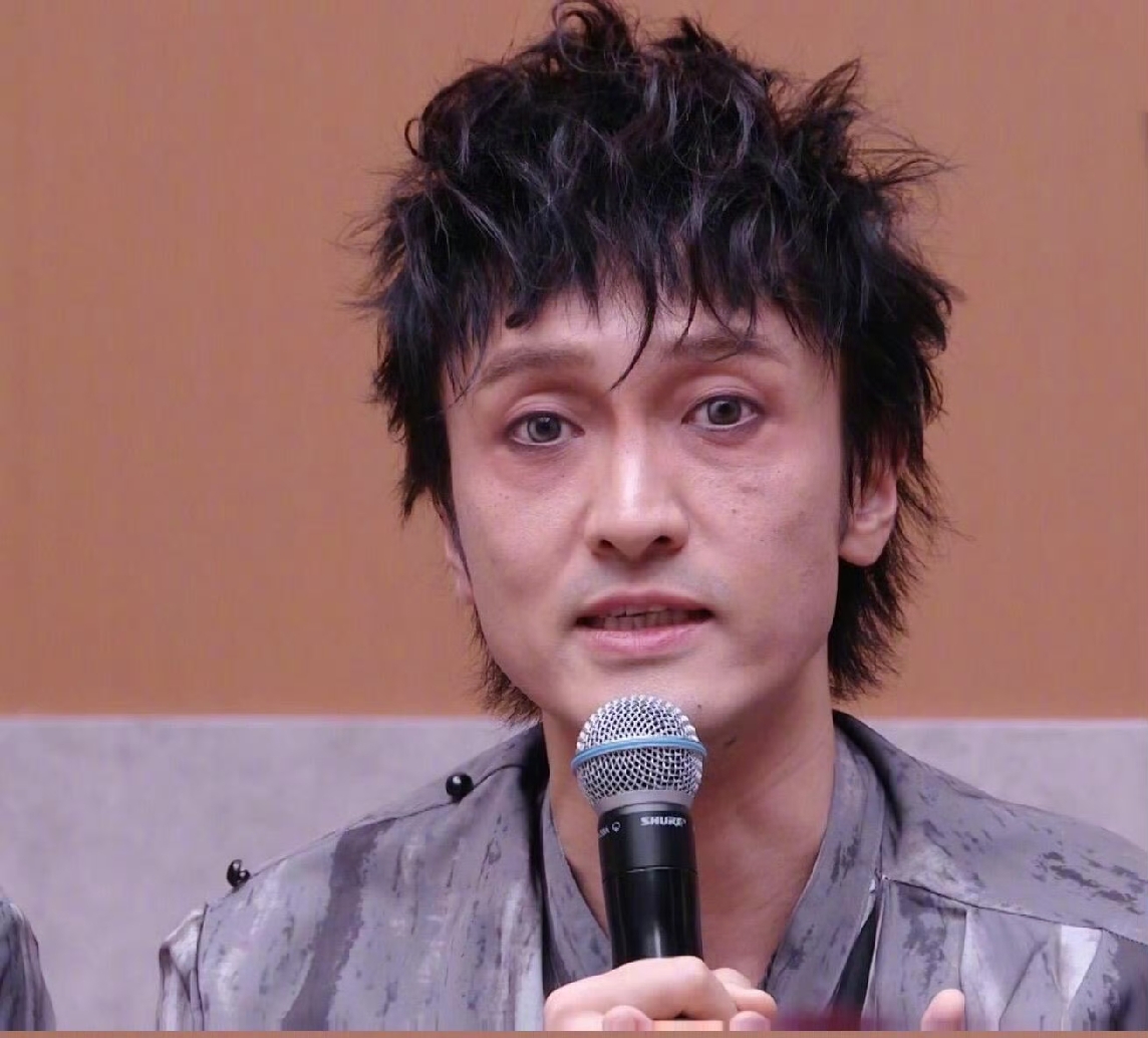 曾经不可一世，敢和知名导演硬刚，对成名作品不屑一顾的王传君。
现在也被生活磨平了棱角，内娱反骨仔绝对有王传君一席之地。
拍摄《爱情公寓》走红，剧情抄袭太多，面对这个超级大IP，他说放弃就放弃。
娱乐圈明星都在为王家卫站台，只有他站出来一句“我不喜欢”。
人到中年参加披哥，整个人的状态都透着妥协。
就