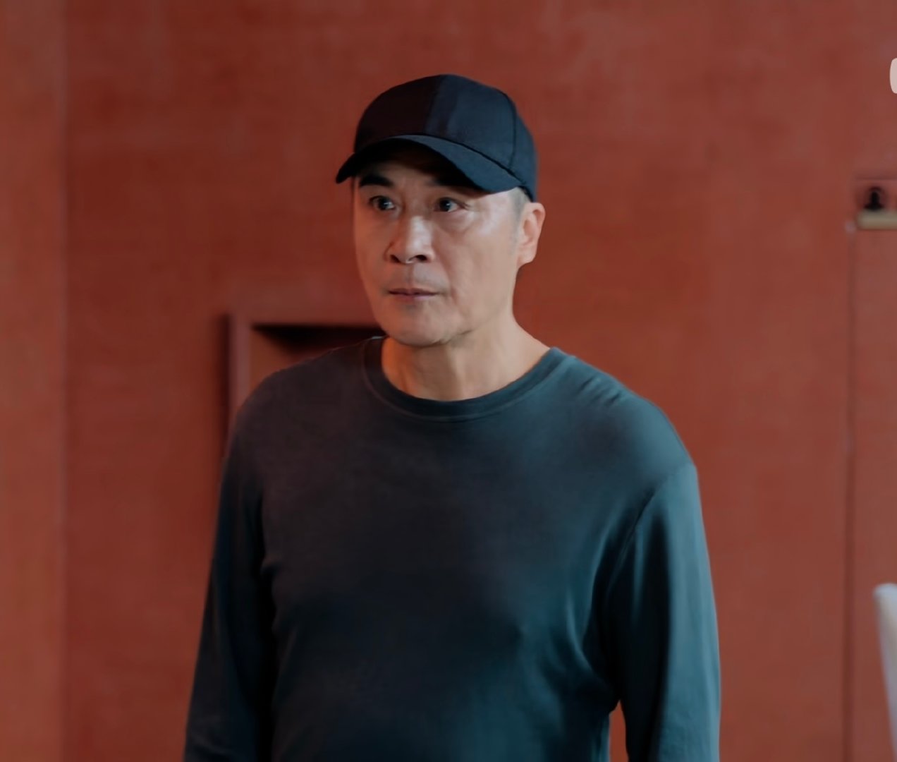 妈咪啊，吃西红柿鸡蛋盖饭会长胖的哦！影响你漂亮的脸！还有你衣服起球了哦。#吴镇宇[超话]# ​