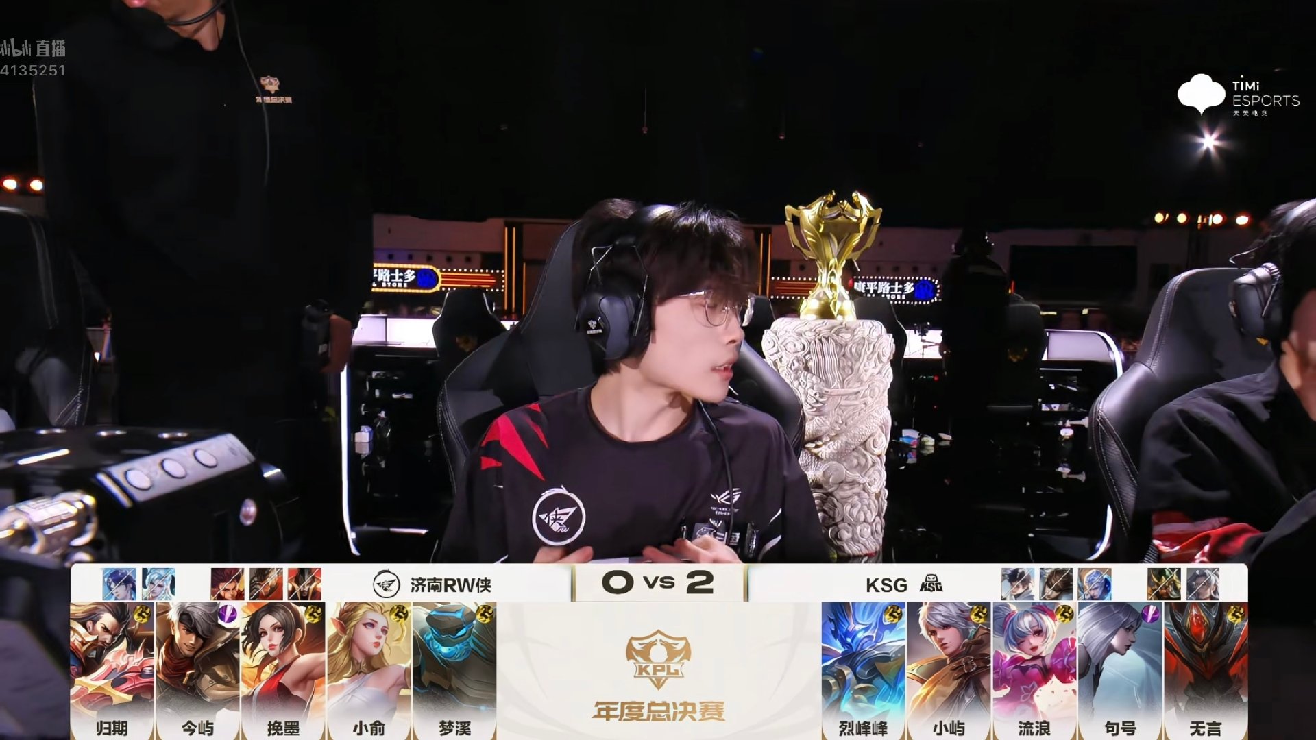 【#2026KPL年度总决赛#  擂台赛】

济南RW侠  VS  KSG

第三局比赛开始，本局阵容如下

我方：曹操 夏侯惇 不知火舞 艾琳 盾山

对方：白起 镜 小乔 百里守约 钟馗

#心不妥协,行不受限##rw江湖志[超话]# ​