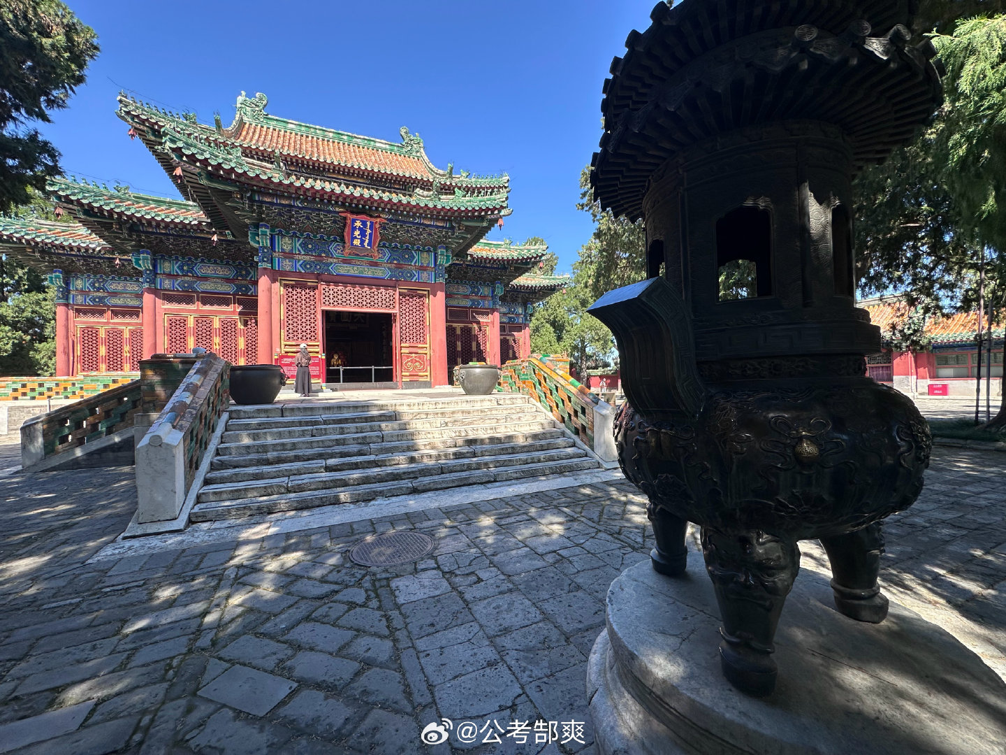 一半湖光，一半秋。[心]
北海白塔、景山万春亭、中国尊同框啦！
#突然意识到双休一年104天#  ​