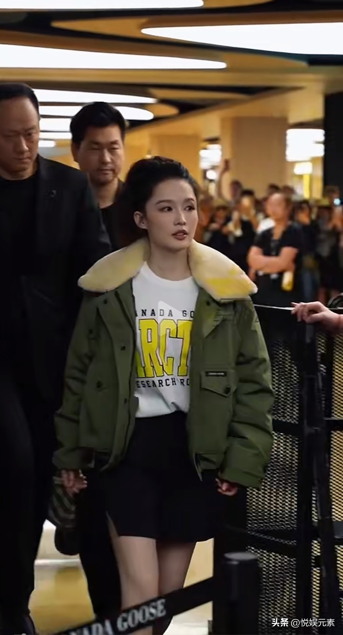 李沁，早不是以前青涩的小女孩了，
如今英姿飒爽，走路带风，
已经是时尚潮流圈的红人，
也是人气爆棚的大明星啦。