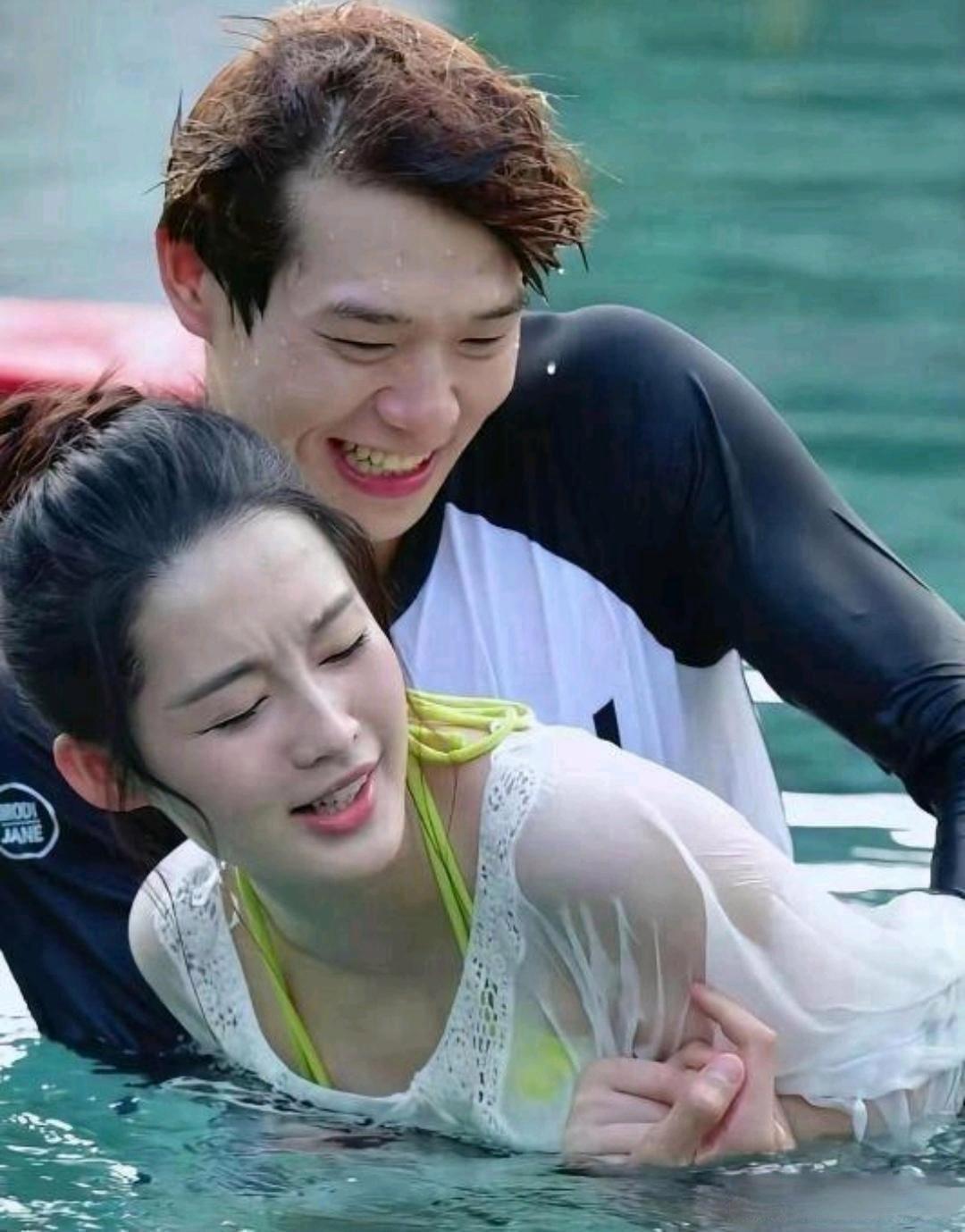 李沁恐怕是内娱女星中被占便宜最多的了吧。和男演员李某峰一起搭戏时，李沁因为剧情需要抱住了李某峰，随后李某峰一把将李沁抱起，原地转了个圈后便做出了匪夷所思的动作，当镜头给到李沁时，李沁也是瞪大了双眼一脸不可思议。参加节目时，因为现场节目要求，需要还原剧情，王大陆从背后抱住李沁那一刻，李沁便开始慌了，随