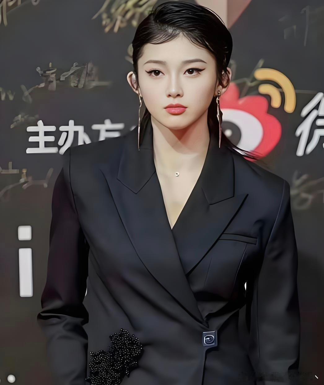 吴艳妮和孙杨罕见同框，身高175的吴艳妮都变娇小了！ ​