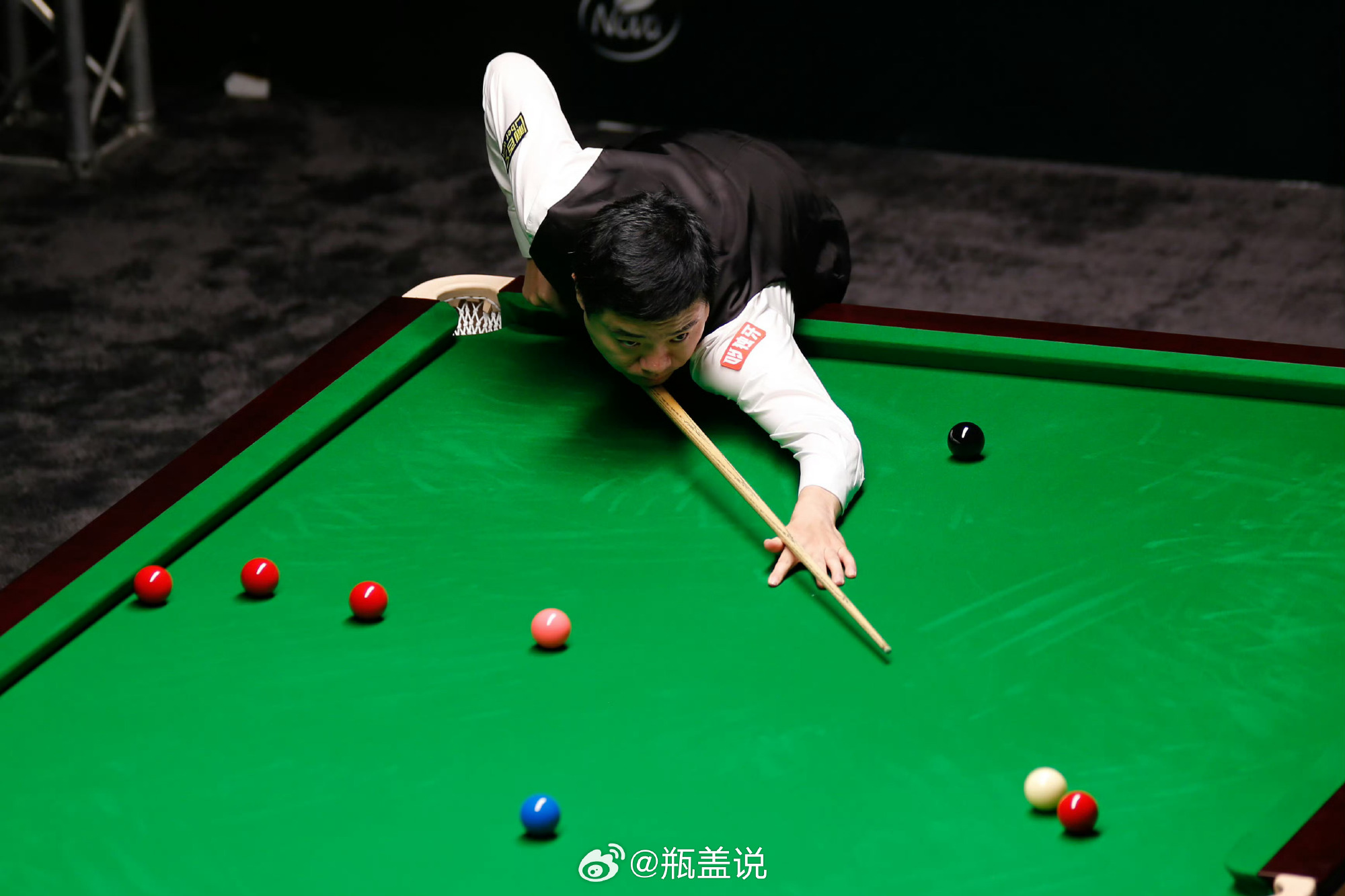 《丁俊晖定律/丁俊晖魔咒》更新：霍金斯在6-5战胜丁俊晖后，以5-6不...
