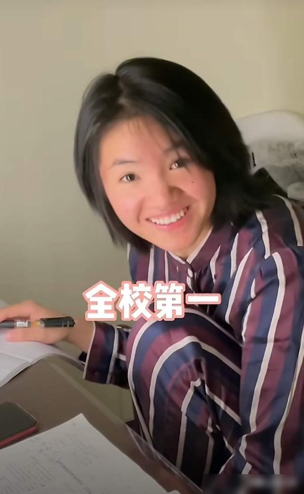 把“变形计母女”当流量密码，这出戏终于演砸了。
李勒优对着镜头说“和晋妈关系挺好的”，转头就被扒出停零花钱、搬出去独居。晋妈直播吐槽她作息颠倒，面馆都不来帮忙，崔晋又跳出来说“有人故意放大炒作”。
一边说没事，一边直播间里抖家事。当初的养育之恩，早被切成了短视频素材。李勒优是女儿，还是账号里那个