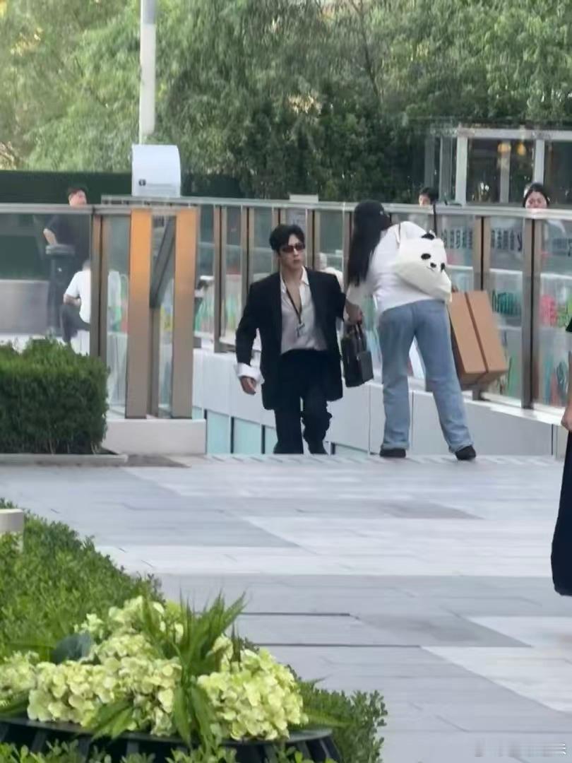 国贸果然卧虎藏龙，网友逛街直接撞见井柏然本人了。晚上刚追完剧白天就偶遇...