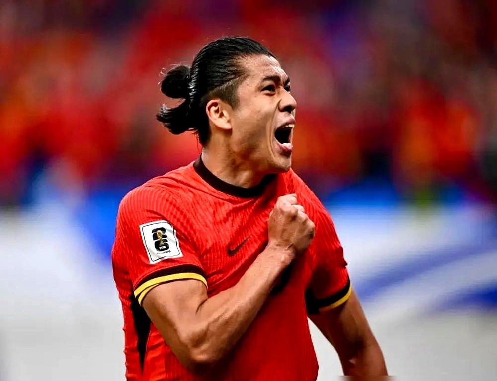 3-0，时隔28年，这支国足终于硬了一回！

全场狂轰16脚，高位逼抢把泰国队压在半场喘不过气。彭啸造乌龙，胡荷韬爆射，张玉宁推射收官，打得对面主帅赛后直摇头，承认防不住。

以前总说谁带都一样，烂泥扶不上墙。现在看看，这帮小伙子不是不能踢，是没人教他们怎么踢。

原来换个脑子，真能换片天。这口气，