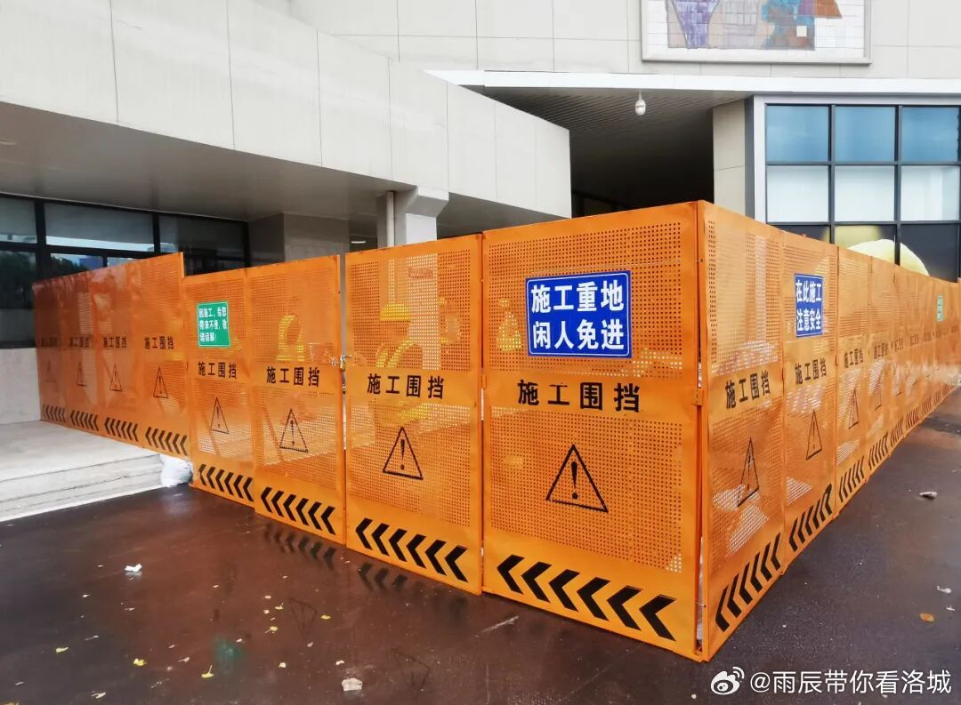 近日，国铁集团郑州局管内洛阳站迎来客运提质改造施工，一起来了解一下👇👇洛阳站是陇海铁路客货一等站，站场规模为4台7线。车站日均办理120趟旅客列车，可直达北京、上海、广州、长春、成都、重庆、乌鲁木齐、西安、南京等多个方向。洛阳站本次提质改造施工为站房增设电梯改造工程，包含在其第二候车室北侧增设1部自动扶梯、步梯，在第一候车室北侧增设1部无障碍垂直电梯，在新建扶梯、垂直电梯处共新设4台摄像机，接入既有综合视频平台并扩容存储，以及对因增设电梯引起的设施设备调整，进行其他适应性改造。因施工主要在候车厅进行，施工单位根据施工设计要求和现场实际，对候车厅施工区域和作业门门口进行硬隔离搭设，在施工区域设置安全警示牌，最大限度减少对旅客出行的干扰。