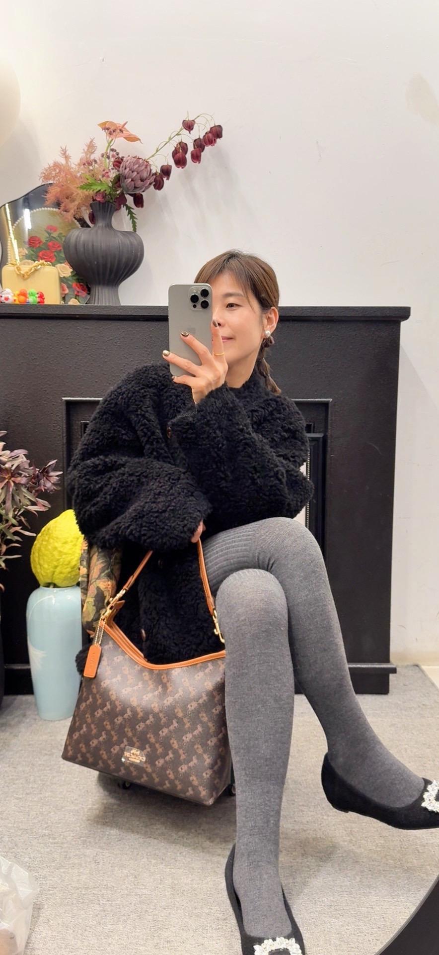 黑的高级感是与生俱来的，无论是优雅，前卫，文艺，都能借助黑色来表达。