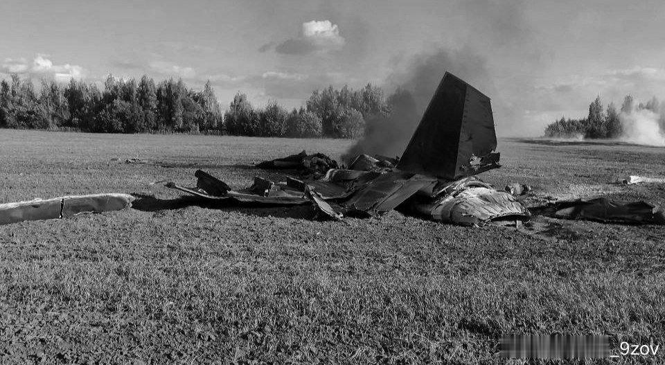 Fighterbomber发布消息称：

俄罗斯两架苏-35S战斗机在库尔斯克地区相撞坠毁 ​