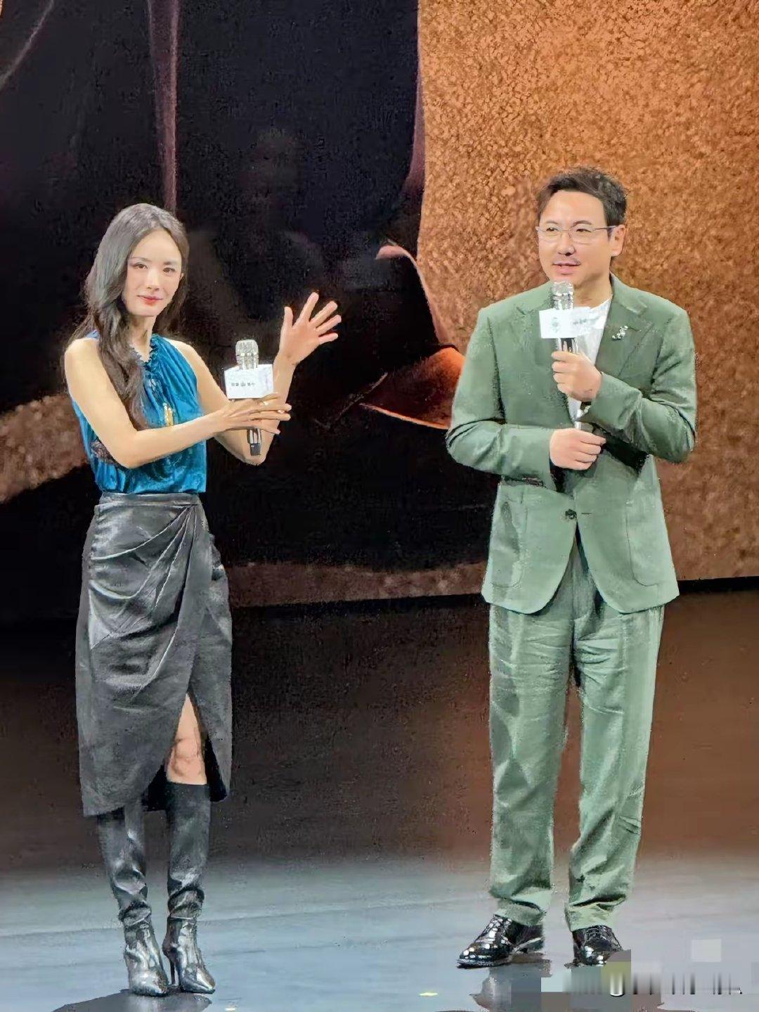 杨幂估计后槽牙都咬碎了。
穿得那么漂亮来参加活动，
结果还不如不来。 ​