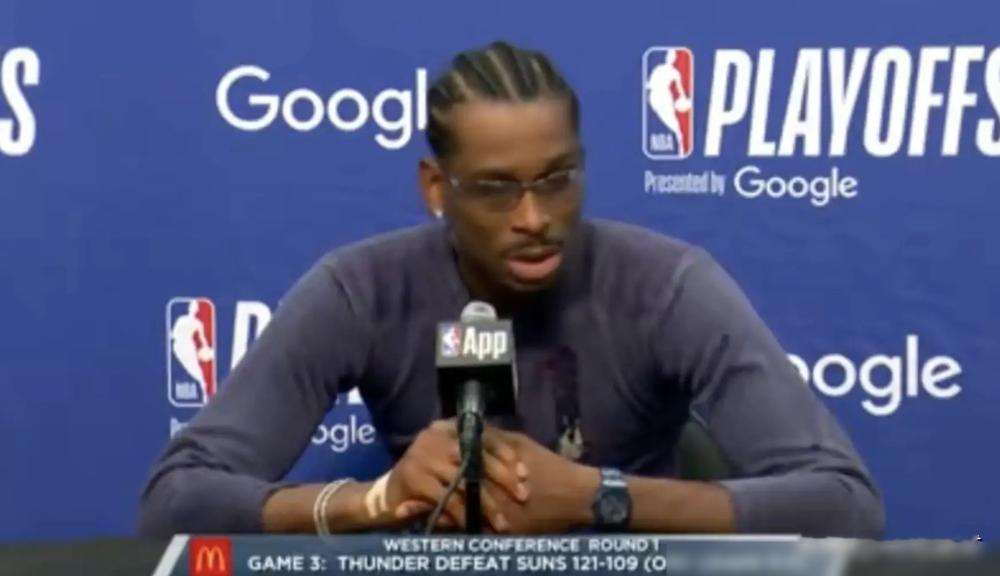 裁判眼瞎了？亚历山大被撞翻照样打进，扭头就冲着全场怒吼：我不需要罚球！...